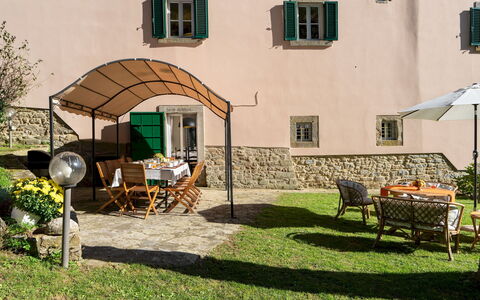 Villa la Rassinata 8: Meubilair, Buitenmeubels, Schaduw, Stoel, Buitentafel, Tuin, Backyard, Werf, Paraplu, Patio