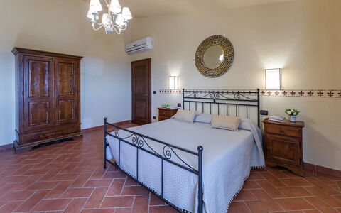 Villa Stroncoli 14: Flooring, Verdieping, Interieur Ontwerp, Meubilair, Kamer, Slaapkamer, Bed, Lade, Bed Frame, Plafond