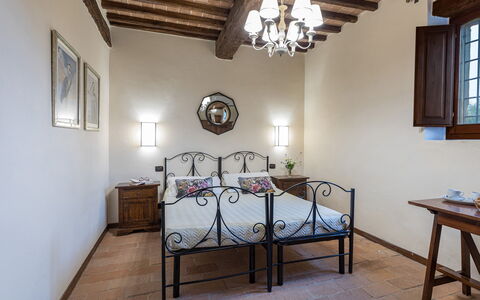 Villa le Tornaie 14: Meubilair, Slaapkamer, Flooring, Interieur Ontwerp, Bed, Verdieping, Plafond, Verlichting, Bed Frame, Kamer
