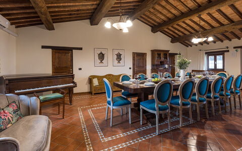 Villa le Tornaie 14: Meubilair, Interieur Ontwerp, Flooring, Tafel, Hout, Plafond, Verdieping, Stoel, Kamer, Eetkamer