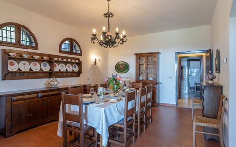 Villa ai Venti 8: Meubilair, Interieur Ontwerp, Tafel, Hout, Flooring, Keuken En Eettafel, Plafond, Eetkamer, Stoel, Lichte Inrichting