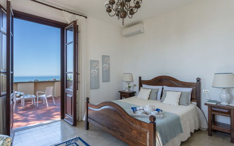 Villa ai Venti 8: Zee, Toevlucht, Kust, Verdieping, Meubilair, Oceaan, Appartement, Kust En Oceanic Landvormen, Balkon, Stoel
