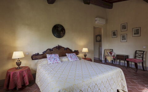 Villa Iside 8: Muur, Meubilair, Flooring, Huis, Slaapkamer, Bed Frame, Bed, Bedding, Laken, Hotel