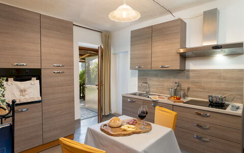 Il Pratone 12: Keuken, Countertop, Hout, Toestel Van De Keuken, Interieur Ontwerp, Major Appliance, Cabinetry, Flooring, Meubilair, Gootsteen