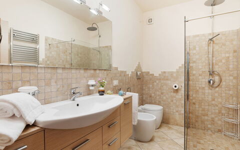 Villa Castiglione 9: Badkamer, Wastafel In De Badkamer, Loodgieterswerkinrichting, Flooring, Interieur Ontwerp, Wastafel, Verdieping, Badkamerkast, Toilet, Spiegel