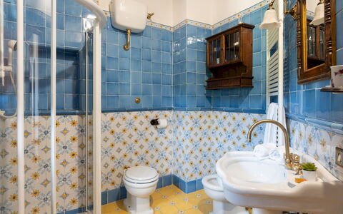Casa Paggetti 8: Interieur Ontwerp, Flooring, Loodgieterswerkinrichting, Verdieping, Badkamer, Tegel, Verlichting, Wastafel In De Badkamer, Kraan, Loodgieter