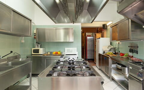 Valleverde 28+2: Keuken, Toestel Van De Keuken, Countertop, Major Appliance, Fornuis, Fornuis, Plafond, Verlichting, Gasfornuis, Voedsel