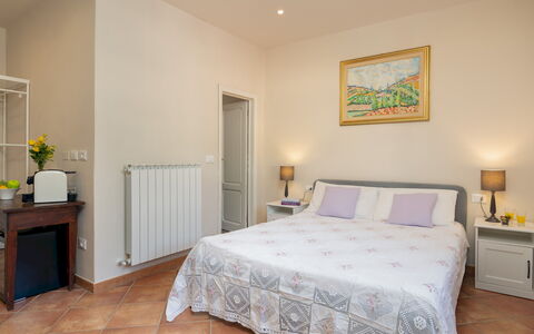 Valleverde 28+2: Meubilair, Bed, Interieur Ontwerp, Slaapkamer, Muur, Hout, Laken, Bedding, Flooring, Verdieping