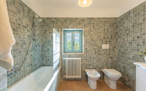 Casa Pippin 8: Flooring, Badkamer, Loodgieterswerkinrichting, Verdieping, Interieur Ontwerp, Tegel, Plafond, Loodgieter, Kraan, Toilet