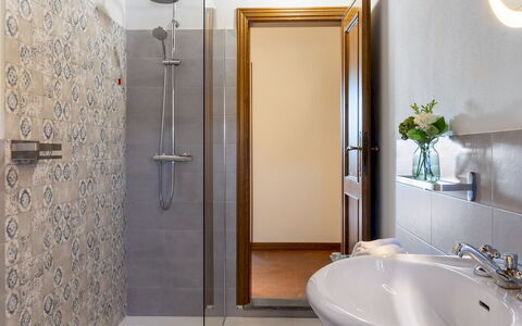 Tenuta Francigena 8: Badkamer, Loodgieterswerkinrichting, Wastafel In De Badkamer, Flooring, Verdieping, Interieur Ontwerp, Wastafel, Kraan, Spiegel, Loodgieter