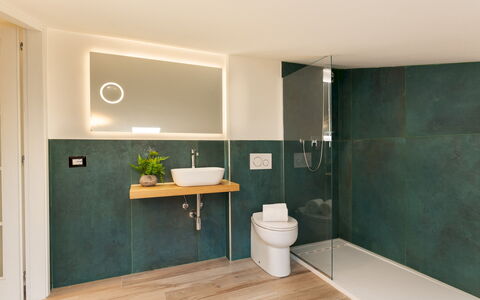 La Villanella 6: Muur, Loodgieterswerkinrichting, Flooring, Interieur Ontwerp, Badkamer, Verdieping, Loodgieter, Kraan, Wastafel In De Badkamer, Spiegel