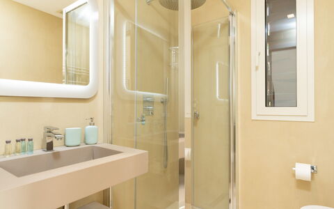 Podere Terranuova 10+2: Interieur Ontwerp, Muur, Badkamer, Flooring, Loodgieterswerkinrichting, Verdieping, Wastafel In De Badkamer, Kamer, Verlichting, Loodgieter