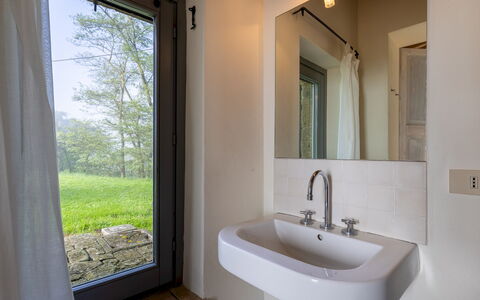 Villa dei Rosmarini 8: Hout, Loodgieterswerkinrichting, Verdieping, Glas, Schaduw, Loodgieter, Badkamer, Beits, Daylighting, Kraan