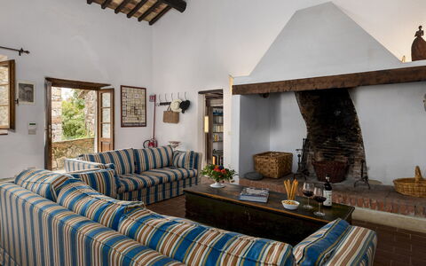 Castellare in Poggio 10: Meubilair, Muur, Hout, Huis, Interieur Ontwerp, Flooring, Woonkamer, Kamer, Fotolijst, Stoel