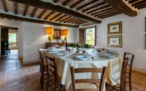 Castellare in Poggio 10: Meubilair, Tafel, Eetkamer, Interieur Ontwerp, Huis, Keuken En Eettafel, Stoel, Kamerplant, Bloempot, Tafelkleed