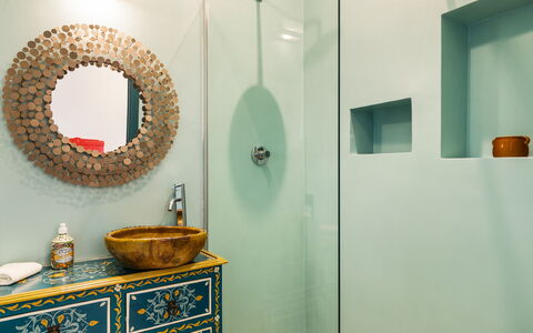 Casale Rondinella 6+2: Blauw, Interieur Ontwerp, Muur, Loodgieterswerkinrichting, Badkamer, Kraan, Badkamerkast, Loodgieter, Flooring, Wastafel