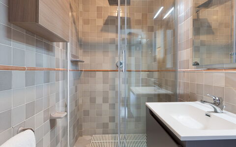 Villa Puntala 10: Flooring, Muur, Verdieping, Interieur Ontwerp, Loodgieterswerkinrichting, Badkamer, Tegel, Loodgieter, Plafond, Samengesteld Materiaal