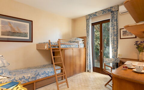Villa Puntala 10: Meubilair, Slaapkamer, Interieur Ontwerp, Hout, Bed, Verdieping, Flooring, Appartement, Kamer, Laken