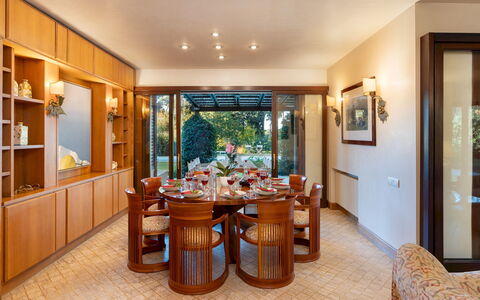 Villa Puntala 10: Meubilair, Interieur Ontwerp, Hout, Flooring, Tafel, Plafond, Eetkamer, Stoel, Keuken En Eettafel, Verlichting