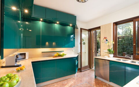 Villa Puntala 10: Keuken, Interieur Ontwerp, Toestel Van De Keuken, Cabinetry, Countertop, Meubilair, Major Appliance, Hout, Plafond, Flooring
