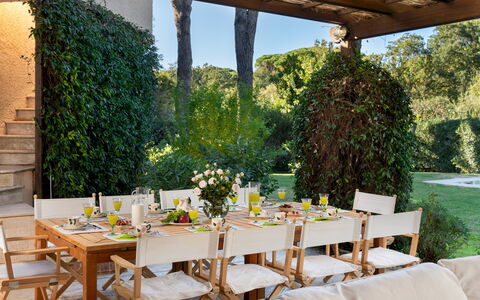 Villa Puntala 10: Meubilair, Tafel, Stoel, Buitenmeubels, Keuken En Eettafel, Buitentafel, Tuin, Restaurant, Schaduw, Patio