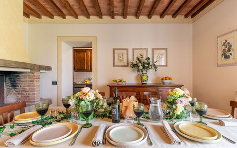Casale Fienile 8: Meubilair, Tafel, Interieur Ontwerp, Tableware, Tafelkleed, Keuken En Eettafel, Eetkamer, Stoel, Kamer, Dishware