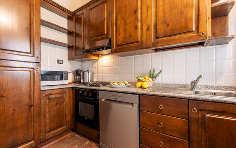 Casale Fienile 8: Cabinetry, Keuken, Hout, Countertop, Major Appliance, Toestel Van De Keuken, Flooring, Interieur Ontwerp, Kast, Kamer