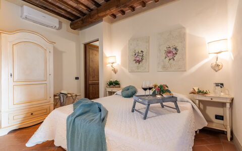 Casale Teatro 10: Meubilair, Slaapkamer, Interieur Ontwerp, Bed, Huis, Flooring, Verdieping, Laken, Kamer, Verlichting