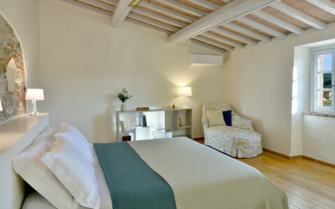 Casa la Pratellaccia 6+2: Muur, Meubilair, Interieur Ontwerp, Flooring, Verdieping, Kamer, Plafond, Huis, Slaapkamer, Bed
