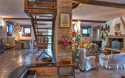 Casale Tre Cipressi 10: Meubilair, Interieur Ontwerp, Plafond, Tafel, Stoel, Huis, Flooring, Kamer, Woonkamer, Bloempot