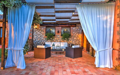 Casale Tre Cipressi 10: Meubilair, Buitenmeubels, Zwembad, Stoel, Toevlucht, Tafel, Bloempot, Eco Hotel, Schaduw, Patio