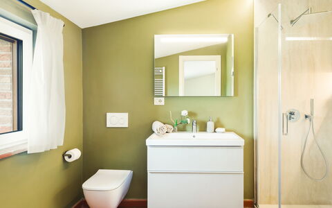Casale Ombrone 11: Flooring, Toilet, Verdieping, Badkamer, Interieur Ontwerp, Loodgieterswerkinrichting, Wc Bril, Badkamerkast, Loodgieter, Wastafel