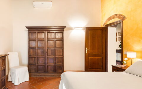 Casale Ombrone 11: Muur, Interieur Ontwerp, Meubilair, Flooring, Verdieping, Plafond, Verlichting, Kamer, Bed, Slaapkamer