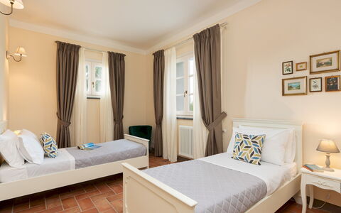 Villa Iole 14: Meubilair, Interieur Ontwerp, Hout, Bed, Verdieping, Flooring, Kamer, Slaapkamer, Textiel, Plafond