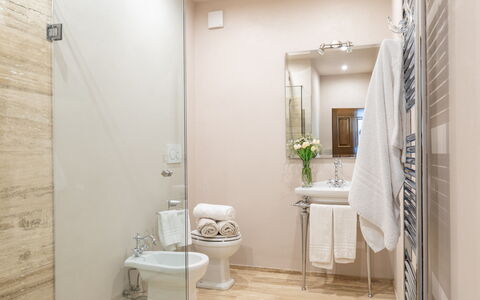 Villa la Monarca 16: Badkamer, Flooring, Interieur Ontwerp, Loodgieterswerkinrichting, Wc Bril, Verdieping, Toilet, Wastafel, Loodgieter, Kraan
