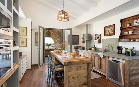 Villa la Casina 4: Meubilair, Keuken, Countertop, Interieur Ontwerp, Hout, Cabinetry, Flooring, Huishoudapparatuur, Huis, Toestel Van De Keuken