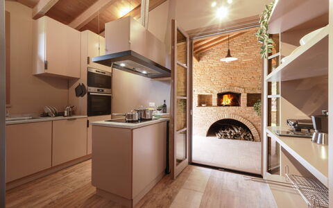 Agriresort Bacaringhe 13: Interieur Ontwerp, Keuken, Muur, Flooring, Countertop, Plafond, Meubilair, Hout, Verdieping, Kamer