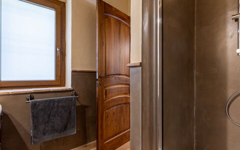 Poggio delle Lumie 6: Hout, Loodgieterswerkinrichting, Interieur Ontwerp, Badkamer, Bruin, Loodgieter, Kraan, Plafond, Kamer, Beits