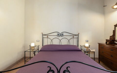 Poggio delle Lumie 6: Muur, Interieur Ontwerp, Flooring, Verdieping, Slaapkamer, Bed, Plafond, Kamer, Meubilair, Bed Frame