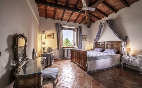 Podere Casanovina 12: Meubilair, Muur, Interieur Ontwerp, Flooring, Bed, Huis, Slaapkamer, Verlichting, Verdieping, Bed Frame