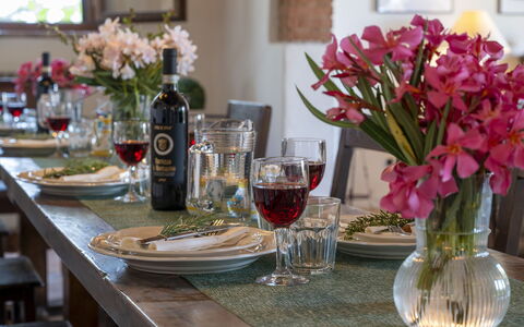 Podere Casanovina 12: Meubilair, Tableware, Tafel, Drinkware, Interieur Ontwerp, Glaswerk, Eetkamer, Serveware, Centerpiece, Barware