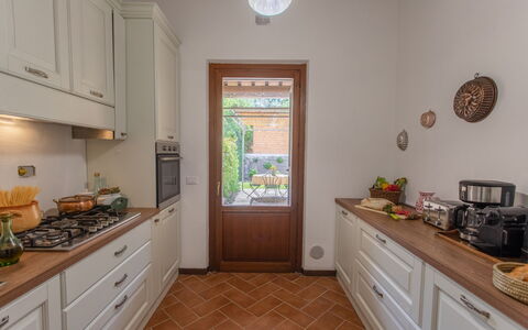 La Collina degli Ulivi 8+2: Keuken, Countertop, Toestel Van De Keuken, Flooring, Interieur Ontwerp, Cabinetry, Hout, Major Appliance, Verdieping, Huis