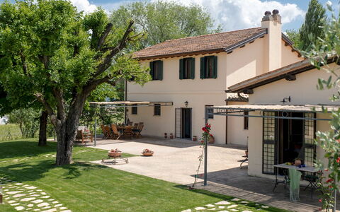 La Collina degli Ulivi 8+2: Huis, Huis, Schaduw, Gazon, Tuin, Landgoed, Werf, Verblijf, Backyard, Outdoor Structuur