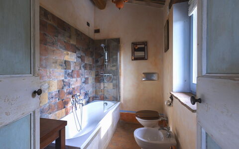 Villa Aperolli 4: Muur, Loodgieterswerkinrichting, Badkamer, Flooring, Bad, Interieur Ontwerp, Verdieping, Kraan, Loodgieter, Plafond
