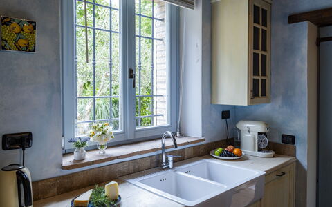 Villa Aperolli 4: Hout, Loodgieterswerkinrichting, Kraan, Countertop, Interieur Ontwerp, Wastafel, Keuken, Huis, Gootsteen, Loodgieter