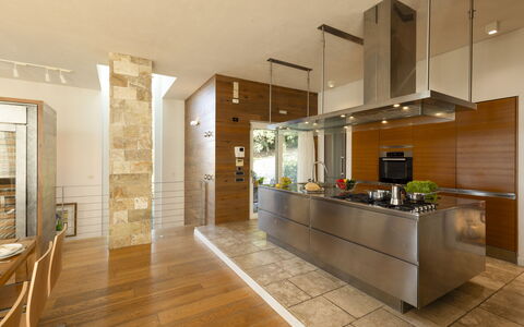 Brightline Villa 8: Interieur Ontwerp, Flooring, Meubilair, Keuken, Verdieping, Countertop, Hout, Plafond, Lichte Inrichting, Huis