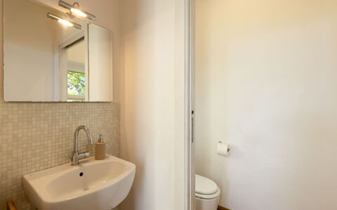 Brightline Villa 8: Badkamer, Wastafel In De Badkamer, Loodgieterswerkinrichting, Muur, Flooring, Interieur Ontwerp, Verdieping, Spiegel, Wastafel, Loodgieter