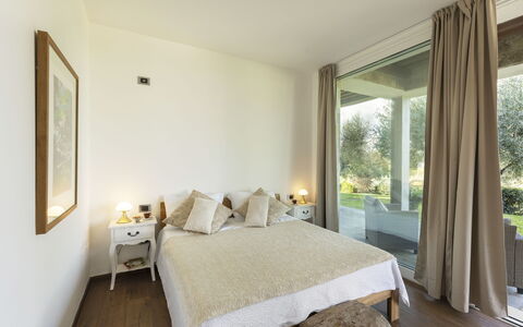 Brightline Villa 8: Bed, Flooring, Slaapkamer, Interieur Ontwerp, Verdieping, Meubilair, Laken, Bedding, Plafond, Hout