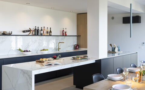 Casa dei Fiamminghi 10+2: Interieur Ontwerp, Keuken, Meubilair, Countertop, Muur, Flooring, Verlichting, Cabinetry, Plafond, Verdieping
