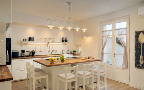 Villa Francesca 10: Meubilair, Interieur Ontwerp, Flooring, Lichte Inrichting, Keuken, Hout, Verdieping, Plafond, Countertop, Stoel